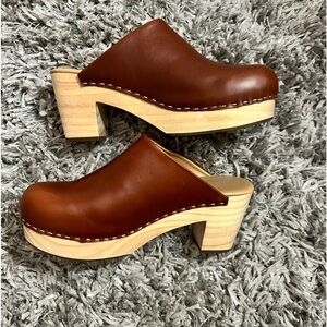 Nisolo - All-Day Heeled Clog
Color: Brandy